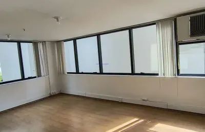Conjunto comercial 35m²,  02 banheiros e 01 vaga de garagem.  condomínio com portaria, segurança e recepção.  excelente localização