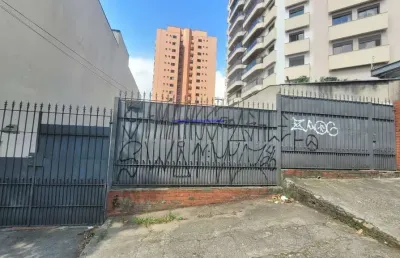 Casa 400m², 03 dormitórios, 03 banheiros e 03 vagas de garagem.  excelente localização entre as ruas aimberê,  ministro gastão de mesquita e apinajes