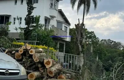 Casa 230,6m², 03 dormitórios (sendo 01 suíte), 03 banheiros e 06 vagas de garagem.  condomínio com segurança, piscina, academia, pracinha e quadras.