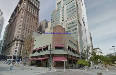 Galpão 1.463m² e 02 banheiros.  excelente localização, á 2 minutos andando para a estação do metrô são bento; entre a rua libero badaró