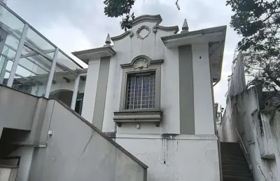 Casa 300m², 05 dormitórios (sendo suítes), 07 banheiros e 03 vagas de garagem.  excelente localização entre as ruas voluntários da pátria
