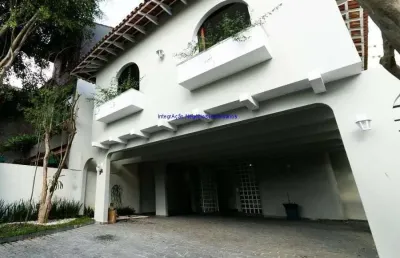 Casa comercial com 600 m², 18 cômodos, 6 banheiros e 6 vagas. anteriormente utilizada como loja.   bairro conhecido por sua infraestrutura moderna,