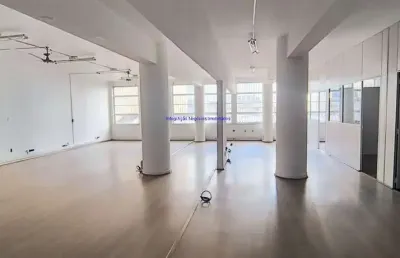 Conjunto comercial 194m², 01copa e 02 banheiros.   condomínio com recepção e segurança.  excelente localização á 2 minutos andando para a estação