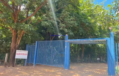 Rancho 585m²  04 dormitórios, 05 banheiros e 05 vagas de garagem, piscina e churrasqueira.  condomínio com portaria.  excelente localização entre as