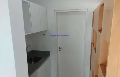 Conjunto comercial 47 m², 01 banheiro e 01 vaga na garagem. possui copa equipada com armários, piso elevado com carpete, forro colmeia importado marca
