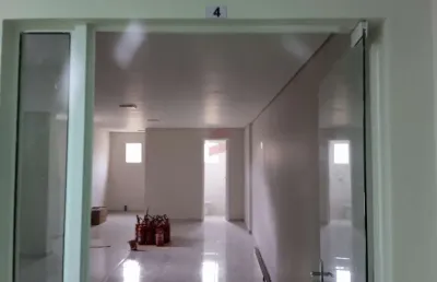 Sala comercial à venda na rua vinte e cinco de agosto, 490, centro, pinhais, 32 m2 por r$ 240.000