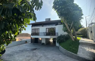 Bela casa com vista panorâmica de florianópolis no morro da cruz