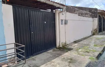 Casa térrea no conjunto cordeiro de farias! área privativa de 64m². área total de 189m² 02 vagas de garagem.