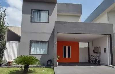Casa de 2 pavimentos em condomínio fechado com 5 quartos sendo 4 suítes! área privativa de 250m². 01 vaga de garagem. nascente.