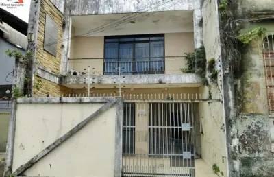 Casa de 2 pavimentos com 5 quartos sendo 4 suítes no bairro da campina! área privativa de 454m². 02 vagas de garagem. nascente.