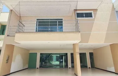 Casa de 2 pavimentos em condomínio fechado com 4 quartos sendo 3 suítes! área privativa de 195m². 03 vagas de garagem. nascente.