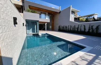 Casa alto padrão triplex recém construída 4 suites em condomínio