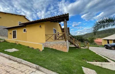 Casa em condominio: dois dormitórios, sendo uma suíte, nascente total, mobiliada, localizada no cen