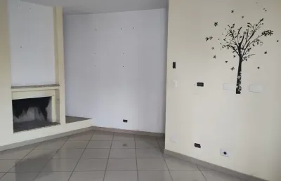 Sobrado de vila fechada com portão automático com 320 m² de área construída