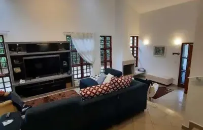 Oportunidade exclusiva casa terrea de condomínio possui 200 metros com 3 quartos sendo 1 suite.