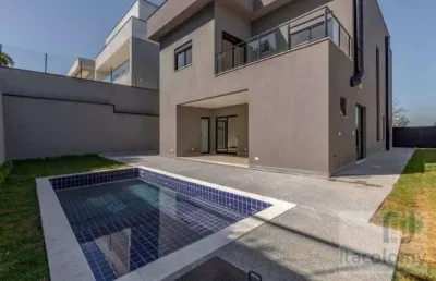 Maravilhosa casa clean de condomínio para venda possui 242 metros quadrados com 4 suites .