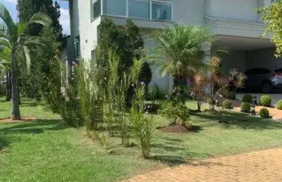 Linda casa de condomínio para venda possui 445 metros de terreno com 4 suites .