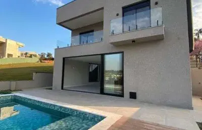 Novidade , linda casa de condomínio para venda possui 691 metros quadrados com 5 suítes com closet.
