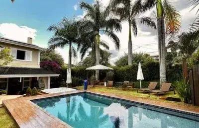 Maravilhosa casa de condomínio com 4 amplas suítes . ampla área de lazer inédita . leia a legenda