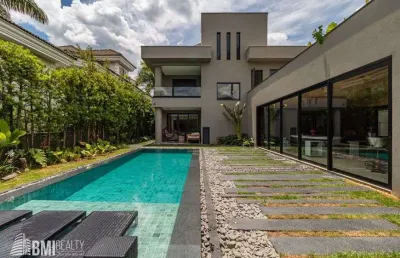Maravilhosa casa de condomínio para venda possui 1000 metros quadrados com 5 suítes