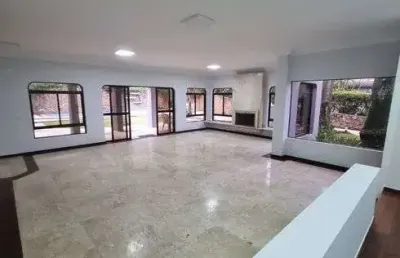 Linda casa de esquina de condomínio para aluguel ou venda com aproximadamente 900 metros terreno .
