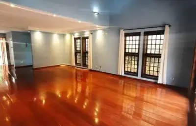 Venda ou locação de casa com 3 suítes bem localizada . alphaville 4. c / piscina e 4 vagas
