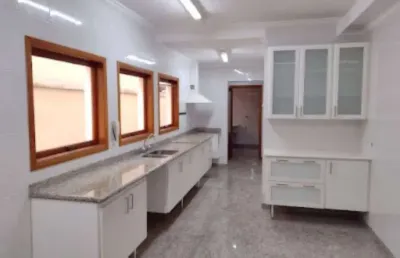Casa para aluguel tem 364 metros quadrados com 3 quartos sendo 1 suite
