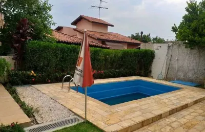 Unica , raridade casa térrea de condomínio c/ 400 metros e 4 quartos , piscina e churrasqueira.