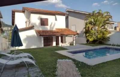 Casa de condomínio para aluguel com 280 metros quadrados com 4 quartos sendo 2 suites .