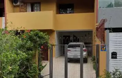 Sobrado 3 quartos, suíte, lareira, espaço gourmet com churrasqueira no seminário