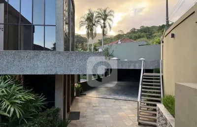 Mansão de luxo com vista para o mar e morro dois irmãos na gávea.