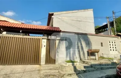 Maravilhosa casa de dois andares em condomínio fechado.