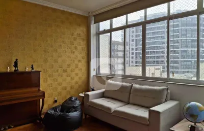 Flamengo. quadra da praia, amplo apartamento com 3 quartos (1 suíte), dependências completas.s