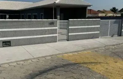 Casa à venda com piscina, localizada em condomínio com segurança 24hrs.