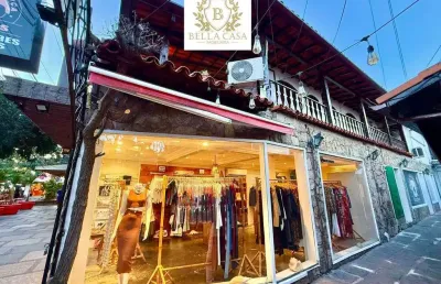 Galeria à venda com 7 lojas locadas + casa com piscina na rua das pedras, armação dos búzios por apenas r$ 6.500.000,00