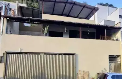 Casa em condomínio fechado com 3 quartos à venda na rua doutor luiz augusto nagem assad, costa carvalho, juiz de fora, 360 m2 por r$ 615.000