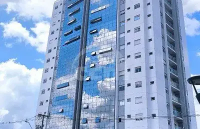 Excelente cobertura 04 quartos sendo 3 suítes para locação no centro
