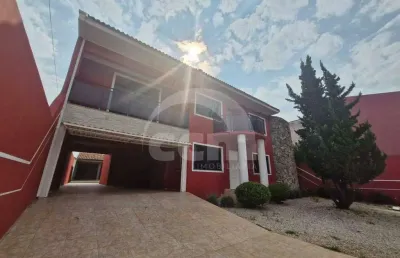Sobrado com 4 quartos sendo 3 suítes no bairro uvaranas