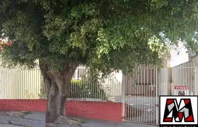 Vende casa totalmente plana em local privilegiado, de fácil acesso, 03 vagas de garagem.