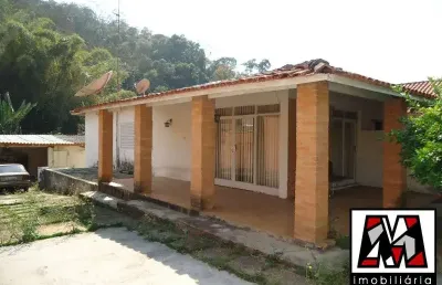 Casa térrea, desocupada, avarndada, excelente localização.