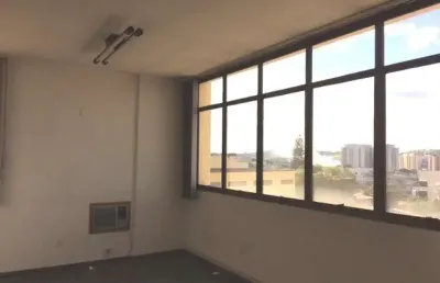 Sala comercial no centro, prédio acmcj, desocupada, estuda permuta, com 01 vaga de garagem coberta