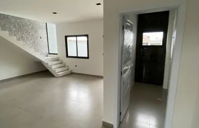 Lindo sobrado proximo a praia com tres quartos sendo uma suite