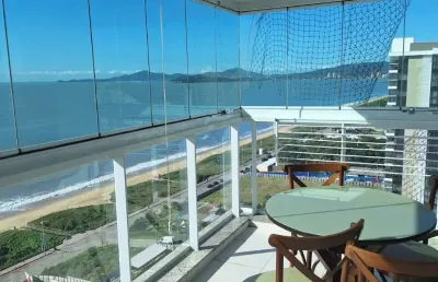 Apartamento pé na areia com tres quartos sendo uma suite frente mar
