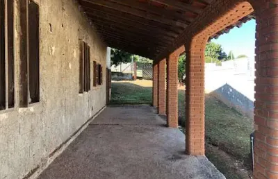 Casa construida e você faz o acabamento do seu gosto no condomínio terras de itaici