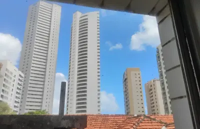 3  quartos a 100 metros da pracinha e praia de boa viagem.