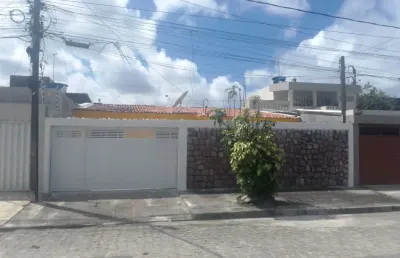 Todo o piso novo, ferragens novas, banheiros novos, portão novo