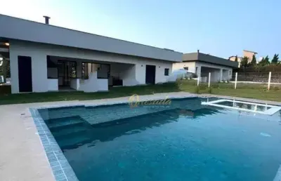 Casa térrea nova, à venda, 3 suítes, escritório, piscina, condomínio terras de itaici, indaiatuba.