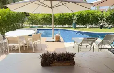 Vende-se lindo bangalô reformado - 3 suítes + dependência completa - muro alto