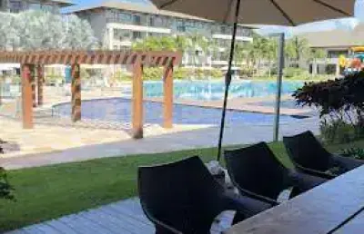 Vende-se flat - 2 qtos (1 suíte) - térreo - frente piscina  - 60 m² - muro alto/pe