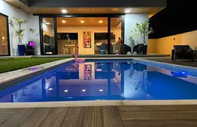 Casa alto padrão em barra do jacuípe com 3|4, 04g e 200m²